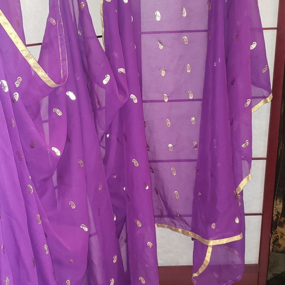 Beautiful Saree Purple & Gold Paisley Pattern  - Picture 5 of 8